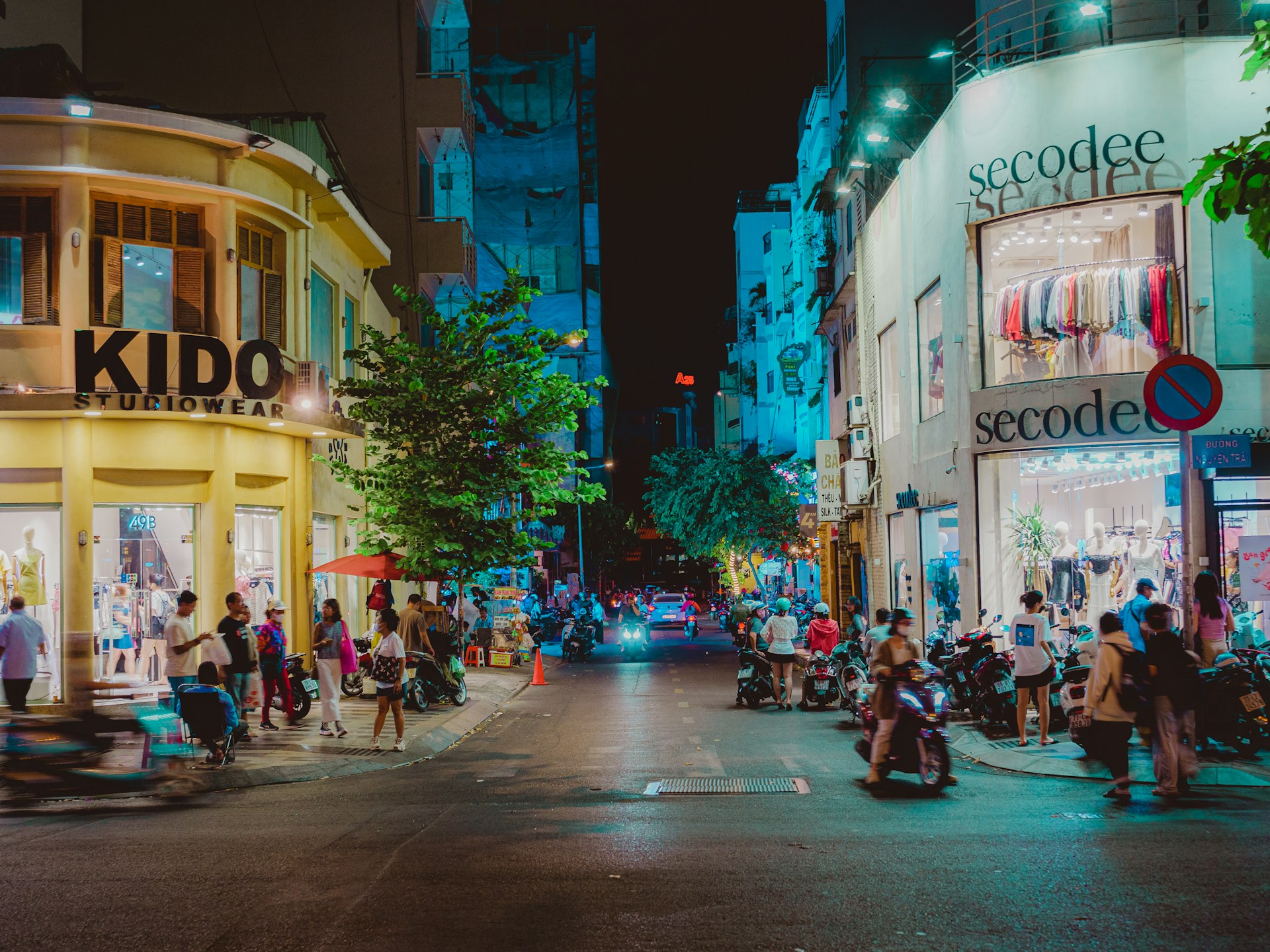 Shopping Spree in Saigon – From Luxury to Local Crafts: Your Ultimate Retail Adventure from Silverland Jolie Hotel